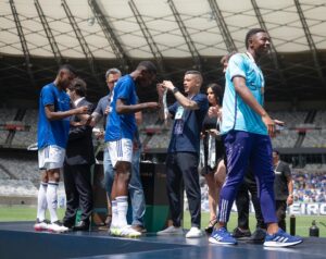 Andrés D'Alessandro Instagram - Felicidade resume o sentimento por mais um título importante com o Sub-20.

Trabalho, seriedade e comprometimento.

Parabéns ao grupo, comissão técnica, staff e diretoria. É um orgulho pertencer a esta verdadeira família @cruzeiro 

📸 @cruzeiro 

#CopaDoBrasil #CriasDaToca
🦊