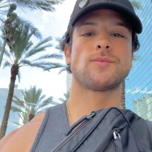 Andrés Mercado Instagram - 1. ☀️ 
2. 🏃🏽‍♂️
3. 🤳 
4. 🍫 
5. ➕🤳
6. 305