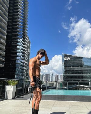 Andrés Mercado Instagram - Sun   workout = Nice results