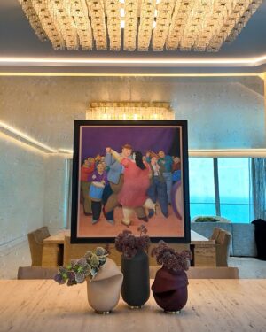 Andrés Mercado Instagram - Dinning in heaven starts with uninterrupted ocean views and off course this chic art piece from the most important Colombian artist of all times, Fernando Botero. Along this perfection we customized an oversized  marble table in travertine and add some softness with the velvet chairs, we can not missed the flower arrangements by @lafloreria.atelier on top of the Vanitas Set Rubber Vase by studio b severin Germany, under the light of this majestic 1960s flush mount thanks to @1stdibs .