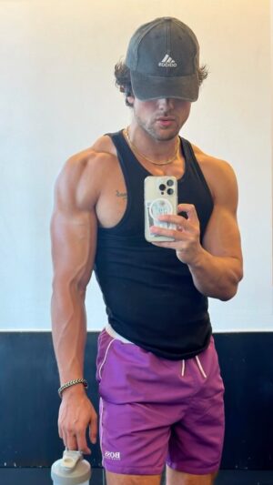 Andrés Mercado Instagram - 💪🏼Guns and some summer tan☀️