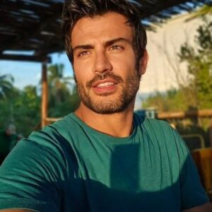 Andrés Palacios Instagram - Ama tu sombra porque sin ella no podías ver la intensidad y el alcance de tu luz.
.
.
.
🫰 #esoes