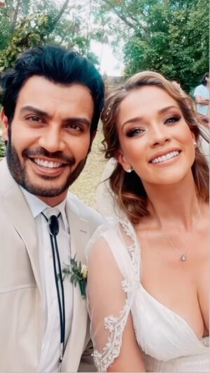 Andrés Palacios Instagram - Gracias,gracias GRACIAS a todos y cada uno de ustedes que nos regalaron todas sus noches y se enamoraron de esta historia,tengo el corazón apachurrado pero feliz por esta oportunidad y sentirlos mucho más cerquita de mi ❤️💫🙏🎬 hoy termina @tierradeesperanzaof y voy a extrañar todo lo que tenga que ver con esta historia 💫🫶 

Gracias también a este hermoso elenco que me tocó se llevaron todo mi cariño y amor que hermoso recibimiento y que hermoso aprenderles y compartir tantas cosas !!! 

Que Dios nos siga bendiciendo hoy y siempre 🥹❤️❤️❤️ nos vemos en la siguiente historia 🎬🥰