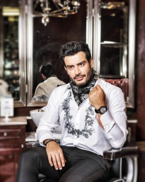 Andrés Palacios Instagram - Totalmente @elpalaciodehierro @hombrespalacio @alexandermcqueen #bomberg 📸 @ghernandezo