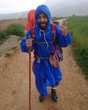 Andrés Salas Instagram - Una vez fui un pitufo caminante ☺️💙
Allá lejos y hace tiempo 🏕️… Volveré🫶🏻
#santiagodecompostela #ultreia #tumamácalata