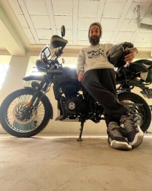 Andrés Salas Instagram - Ya toca su escapadita ☺️🤙🏻🏍
Pa donde voymeeeeee???
🤔🤔🤔🤔
#tumamacalata #tumamaseescapaconmigo #yaletocaatumama #royalenfieldhimalayan
