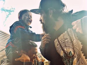 Andrés Salas Instagram - Hoy arrancamos con esta hermosa historia!!! 
@pirupelicula 😊🫶🏻🙌🏻
Demasiado 💚 en esta historia y en todos los que formamos parte de ella.
Contento, orgulloso y feliz.
Eso nomás 🥰
#tumamácalata #tumamápirú #tumamáarrancahoy