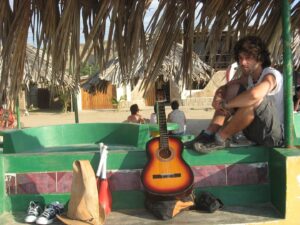 Andrés Salas Instagram - Épocas mochileras en Máncora.
Mochila, clavas y guitarra.
No necesitaba más 🙂
#tumamácalata #tumamámochilera #máncora