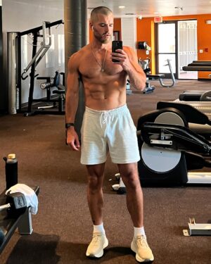 Andrew Biernat Instagram - Today marks 250 days sober, and cutting out alcohol has truly been a game changer. At 33, I’ve never felt better in my whole life. #tooblessedtobestressed
