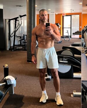 Andrew Biernat Instagram - Today marks 250 days sober, and cutting out alcohol has truly been a game changer. At 33, I’ve never felt better in my whole life. #tooblessedtobestressed