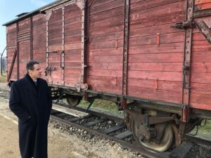 Andrew Cuomo Instagram - Today, we commemorate of the 79th anniv of Auschwitz’s liberation & honor the 6 million victims of the Shoah

Amidst the recent wave of anti-Semitism, it’s more important than ever to stand with our Jewish brothers & sisters, show our solidarity & renew our vow to #neverforget
