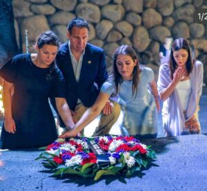 Andrew Cuomo Instagram - Praying for our brothers & sisters in Israel 🇮🇱

“The opposite of love isn’t hate — it’s indifference” 

We must unify with one voice and unequivocally condemn the terrorist acts against the people of Israel & support Israel’s right to exist & defend itself
