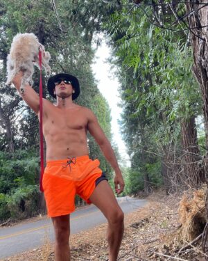 Andrew Gray Instagram - Kilo runs 5️⃣ miles everyday. Therefore I must go with him. We all have a champion and mine is Kilo Watson Mountain Keeks Gray! ⚡️

#andrewgray #stayinspired #🐾