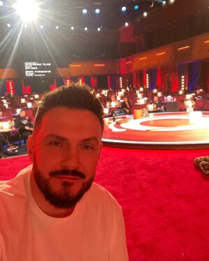 Andrey Averin Instagram - Работаем! 

#съёмки #камеди #новыйсезон 

@comedyclubru @tnt_online