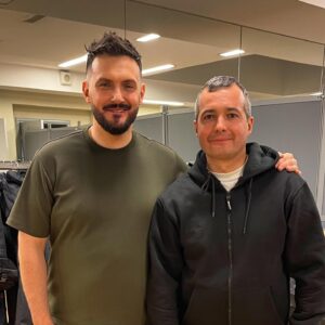 Andrey Averin Instagram - Сегодня у нас на съемках в Камеди был Дамир Юсупов @yusupov_damir_ ! В 2019 году он посадил самолёт на кукурузное поле и спас жизни всех пассажиров! Герой России👏 Приятно познакомиться! Приходите к нам еще!🤝

#камеди #сьемки #легенды