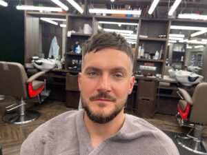 Andrey Averin Instagram - Навёл хайер, сделал причу, взлохматил бабушку…какие ещё варианты?😄

#андрейаверин #камеди #камедиклаб #comedyclub #comedy #club