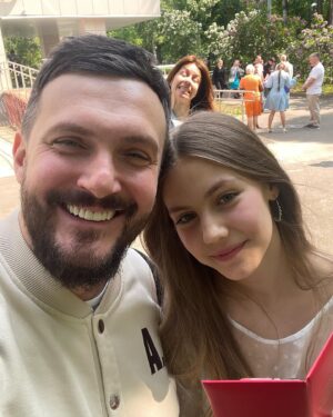 Andrey Averin Instagram - Доченька, поздравляю с окончанием музыкальной школы! Горжусь! Красный диплом это вау! 
@avervicus просто с ума сошла от счастья!

#выпускной #музыкальнаяшкола