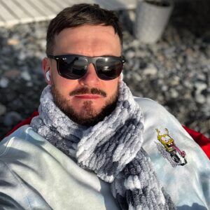 Andrey Averin Instagram - Сочи. Из зимнего только шарф. Связала дочь.👏 спасибо @meowth_13 ❤️ 

#сочи #море #солнце #шарф #дочь