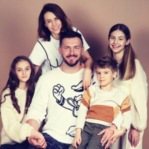 Andrey Averin Instagram - 12 июля наш праздник! Нашей семьи, она сегодня родилась ровно 14 лет назад. Во Фрунзенском ЗАГСе любимого мною Санкт-Петербурга) Лет 5 мы встречались с моей Викусей и потом она согласилась выйти за меня замуж. Не знаю уж за что?) Повеса, баламут, тусер, весельчак У, мистер Ветренный Сыр явно был не лучшим кандидатом на эту роль)) Но мы вместе, у нас детишки,и самое главное семья и любовь! Спасибо тебе, женщина моя, за поддержку, советы, помощь, ласку и нежность…за всё! И как говорила полная тетя, вываливаясь телесами из атласного платья с блестяшками: «И сегодня ваш корабль, под названием “Любовь”, отправляется в бухту под названием “Семья”. Плывём дальше, Любимая, впереди целый океан❤️ Люблю!

#любовь #семья #счастье #жена #друг #праздник