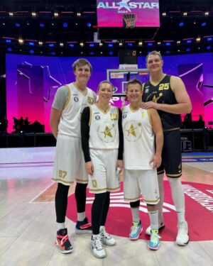 Andrey Kirilenko Instagram - В этом году Единая Лига ВТБ отмечает 15-летие , в связи с этим и Уикенд Матча Всех Звезд тоже особенный.
Открыл его ставший уже традиционным Матч Друзей, а вечером все те, для кого баскетбол - важная часть жизнь, встретились на торжественном Балу.
Сегодня на «ВТБ Арене» встретятся яркие игроки, которые покажут красивую игру. 

#vtbleague #russiabasket