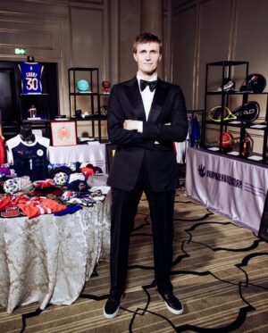 Andrey Kirilenko Instagram - Спасибо всем нашим друзьям,и гостям аукциона «Кириленко-Детям!». Я благодарен каждому, тем, кто с нами был все эти годы, и тем, кто пришел поддержать @kirilenko.fund впервые. Тот драйв, с которым вы боретесь за лоты, то настроение, которое вы приносите с собой на наше мероприятие - дорогого стоит.
На деньги, собранные в прошлом году, мы смогли построить 3 площадки: Хабаровск, Абакан, и Улан-Удэ. Все наши корты - отражение того места, где они расположены. Яркие, дерзкие, они уже открыты и ждут любителей лучшей игры с мячом! Я вас всех очень ценю и благодарю 🙏 #кириленкодетям