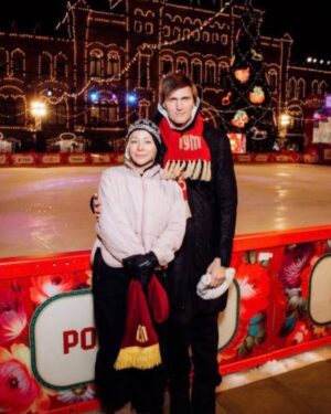 Andrey Kirilenko Instagram - Замечательные новогодние выходные вместе с @bosco_ru 
Ярмарка,каток,и конечно же «Щелкунчик». Поздравляем ГУМ с 130-летием. 
Ну и конечно, Русский балет ооочень богат на таланты @mashkaaa.cat и Артемий Беляков. 
Всех с наступающими праздниками!!! 🎄 🎁 🎅