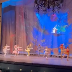 Andrey Kirilenko Instagram - Замечательные новогодние выходные вместе с @bosco_ru 
Ярмарка,каток,и конечно же «Щелкунчик». Поздравляем ГУМ с 130-летием. 
Ну и конечно, Русский балет ооочень богат на таланты @mashkaaa.cat и Артемий Беляков. 
Всех с наступающими праздниками!!! 🎄 🎁 🎅