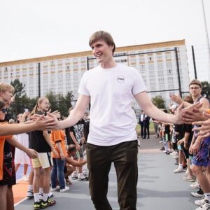 Andrey Kirilenko Instagram - С нашими верными партнерами ПСБ открыли уже тринадцатый центр уличного баскетбола в Кемерово. Такой мощный инфраструктурный импульс должен помочь вырастить в Кузбассе новых чемпионов, особенно после мастер-класса от @gogivah. 
Ждём всех с 1 сентября на кортах в городе Кемерово: бульвар Строителей, восточнее дома 37. 
#кузбасс #кемерово