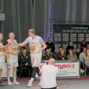 Andrey Kirilenko Instagram - Вчера в Поволжье прошел настоящий праздник баскетбола — Пермь впервые принимала Турнир Приволжского федерального округа по баскетболу 3х3 среди студентов. 📚⠀
⠀
Именно здесь когда-то зародилась Ассоциация студенческого баскетбола, а сейчас команды края от мала до велика участвуют в турнирах и становятся призерами.⠀
⠀
Я тоже вышел на площадку в рамках товарищеского матча.