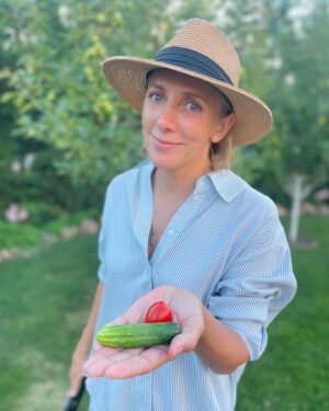 Andrey Merzlikin Instagram - Плоды носящая 🍅🥒
.
@anna.merzlikina_ 
.
#июль