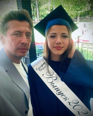 Andrey Merzlikin Instagram - Выпускница.
.
2024 🔥.
.
Поздравляю, мать @anna.merzlikina_ ❤️
.