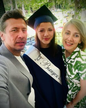 Andrey Merzlikin Instagram - Выпускница.
.
2024 🔥.
.
Поздравляю, мать @anna.merzlikina_ ❤️
.