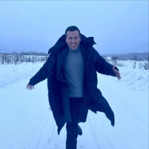 Andrey Merzlikin Instagram - В грозы, в бури,
В житейскую стынь,
При тяжелых утратах
И когда тебе грустно,
Казаться улыбчивым и простым -
Самое высшее в мире искусство».
 #Есенин
.
#вологодскаяобласть