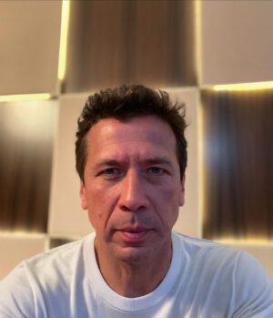 Andrey Merzlikin Instagram - Прислушайся к своему сердцу — оно твой компас, который подскажет тот самый для тебя лучший путь, иди интуитивно,
не бойся никого и ничего.