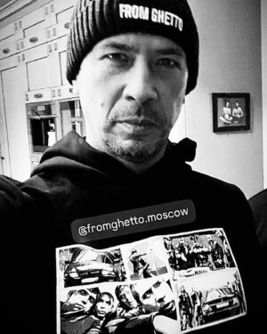 Andrey Merzlikin Instagram - «На, возьми подгон босяцкий - будешь от лохов отбиваться!»
.
#бумер #настиле #fromghetto
.
.
Fromghetto – бренд уличной одежды из Москвы. Повседневную одежда с уникальными принтами для тех, кто не хочет затеряться в толпе.  Урбанистический стиль современных городов, граффити, спорт, комиксы и компьютерные игры нашли отражение в коллекциях одежды из натуральных материалов.
@fromghetto.moscow