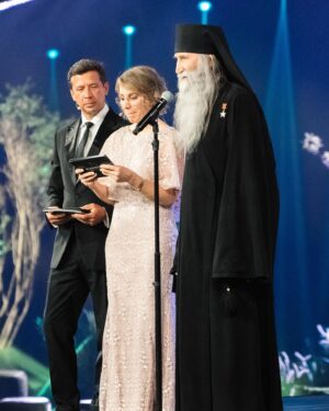 Andrey Merzlikin Instagram - Национальная премия интернет-контента (Премия ИРИ) - это ежегодное мероприятие для награждения авторов социально-значимого контента.
Премия проходит уже в третий раз.
Главная тема церемонии - Сила притяжения семьи. 
Всё приурочено к Году семьи. 
Мои главные эмоции связаны с выходом на сцену вместе с супругой Анной в качестве соведущей. Анюта справилась на отлично, а сценический образ  смотрелся роскошно. Настоящая кинодива!
Рад стать частью большой семьи ИРИ. 

.

 #ПремияИРИ 
#ГодСемьи