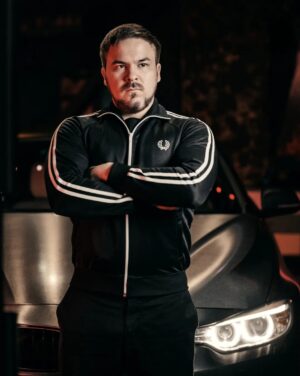 Andrey Prokofyev Instagram - "Куда пропал?"
А пропасть я мог окончательно, будучи человеком своеобразным с кипой психологических проблем и зависимостью, я впринципе знал, что жизнь рано или поздно, перестанет меня терпеть.
Жонглируя останками человеческих качеств, что еще не утеряно, было принято решение начать жить, так я пару месяцев провел в специфичной клинике или как я с любовью называю санаторий для проблемных взрослых детей.
Я ломал и строил себя заново.
Это был один из самых полезных и нужных экспириенсов в данное время.
Отказавшись от того что меня убивает, я ничего не теряю, а только приобретаю, простая мысль, но разве все ли знавшие ее, не дали сами себя погубить.
Этой болезни все равно кто ты, путь один для всех.
 
Я знаю что у меня получится все, любые цели, любые блага, но это лишь до тех пор, пока я борюсь со своей болезнью.

Спасибо близкому @ilyashendel который направил в нужное русло и еще одному братишке за поддержку и веру в меня.

Сейчас я наконец-то горжусь собой, по настоящему и осознано впервые за 28 лет.

Можете написать что нибудь позитивное, мне будет очень приятно.

Photo: @oyeho @pushistiye_lapki