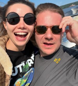 Andrey Shirman Instagram - С Днем Рождения Моя Любовь! Моя половинка! Моя ягода малинка! Анастасия Крив! Сколько мы с тобой лет, сколько зим, а все будто как вчера: познакомились в том самом самолёте с одноклассниками и влюбились. Мур Мур. Но на самом деле уже почти пол жизни пролетело, детей дома мал мала да и просто хотелось пожить еще как минимум в пять раз дольше , ценя каждый миг вместе, не забывая сложности и победы (совместные) и планируя великие планы (совместные тоже) и как сказали наши друзья: «Ребята, главное не останавливайтесь» 😉 С Днем Рождения мой малыш , моя самая прекрасная на свете!
