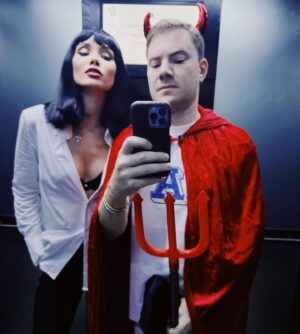 Andrey Shirman Instagram - С Днем Рождения Моя Любовь! Моя половинка! Моя ягода малинка! Анастасия Крив! Сколько мы с тобой лет, сколько зим, а все будто как вчера: познакомились в том самом самолёте с одноклассниками и влюбились. Мур Мур. Но на самом деле уже почти пол жизни пролетело, детей дома мал мала да и просто хотелось пожить еще как минимум в пять раз дольше , ценя каждый миг вместе, не забывая сложности и победы (совместные) и планируя великие планы (совместные тоже) и как сказали наши друзья: «Ребята, главное не останавливайтесь» 😉 С Днем Рождения мой малыш , моя самая прекрасная на свете!