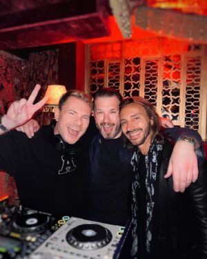 Andrey Shirman Instagram - About last night 🔥 Вчера удача улыбнулась мне золотыми зубами, открыв окно возможностей поработать на одной сцене с метром ямба и хорея, легендой сладкословия - первостатейным конферансье и тамадой - MC Кузиным @evgenykuzindxb - великим вещателем современности ртом в микрофон. Трели его голоса, как сахарный мед лились в динамики клуба @lyladxb не оставив равнодушным ни одного спендера. Кристал лился рекой. Великий вечер! Кстати, интересный факт: вчера в зале я заметил летописца , а значит это был исторический момент и для региона в целом. Спасибо всем и конечно Mon Ami Bob Sinclair @bobsinclar. Surprendre!!! Занавес!