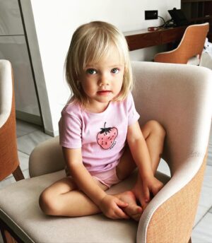 Andrey Shirman Instagram - А вот вам немного моей любимой Серафимы Андреевны , ее друзей и родителей .Оставляйте комментарии: на кого она похожа больше на меня или @anastasiakriv , а то у нас спор 😅 A bit of Sima , her friends and family ❤️🧿🧿🧿