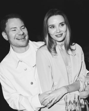 Andrey Shirman Instagram - В большинстве люди, с которыми мы общаемся, ценят наш с @anastasiakriv богатый внутренний мир. Внешне мы так себе, бесспорно это признаем , но красивы душой