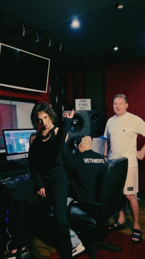 Andrey Shirman Instagram - Ребята, вы готовы к главному хиту этого лета?
CO2 – DJ SMASH, ARTIK & ASTI 
Премьера 22 июля! @artikastiofficial #CO2