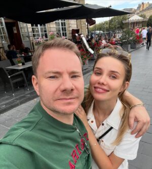 Andrey Shirman Instagram - С Днем Рождения Моя Любовь! Моя половинка! Моя ягода малинка! Анастасия Крив! Сколько мы с тобой лет, сколько зим, а все будто как вчера: познакомились в том самом самолёте с одноклассниками и влюбились. Мур Мур. Но на самом деле уже почти пол жизни пролетело, детей дома мал мала да и просто хотелось пожить еще как минимум в пять раз дольше , ценя каждый миг вместе, не забывая сложности и победы (совместные) и планируя великие планы (совместные тоже) и как сказали наши друзья: «Ребята, главное не останавливайтесь» 😉 С Днем Рождения мой малыш , моя самая прекрасная на свете!