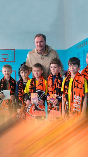Andrii Piatov Instagram - 🧡 Подарунки і гарний настрій 🤗
⠀
⚒ Дивіться, як минула зустріч Андрія Пятова @piat30 з дітьми у звільненій Катюжанці, що перебувала під окупацією російських військ і була розграбована.
⠀
Після звільнення місцева школа гостро потребувала спортивного знаряддя. Катюжанський ліцей звернувся по допомогу в придбанні інвентарю для занять футболом до Shakhtar Social.
⠀
Андрій Пятов передав школі м’ячі та спортивний інвентар (фішки, манишки, бар’єри тощо), а також подарував дітям шарфи «гірників» і фірмові наклейки-стикери з клубною символікою. За традицією капітан «Шахтаря» сфотографувався з малечею і роздав автографи всім охочим.
⠀
🧡 Gifts and good mood 🤗
⠀
⚒ Watch Andrii Piatov meet with children in liberated Katiuzhanka that was occupied by Russian troops and looted.
⠀
Local school was in dire need of sports equipment after liberation. The Katiuzhanka Lyceum turned to Shakhtar Social for help in purchasing football equipment.
⠀
Andrii Piatov gave the school balls and sports equipment (cones, bibs, hurdles, etc.) and presented children with scarves of the Miners and branded stickers. Shakhtar captain traditionally took pictures with kids and signed autographs.
⠀
#Шахтар #Shakhtar #Шахтер #Україна #Ukraine #Украина #UA #UKR #football #футбол #Донецьк #Donetsk #Kyiv #Київ #Львів #Lviv #ShakhtarSocial #діти #StandWithUkraine #FootballForPeace #FootballStandsTogether #Катюжанка