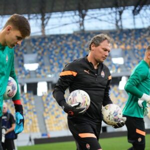 Andrii Piatov Instagram - Суто тренерське ⚽️
⠀
Навіть коли ти вже тренер, ти все одно граєш. Ти виходиш на поле з командою. Не в прямому сенсі, але ти граєш.
⠀
Чи є футбол після закінчення кар’єри футболіста? Однозначно. Ще й який.
⠀
Ні бажання працювати на максимум, ні жага перемог нікуди не дівається. Цілі ті самі - результати, перемоги, досягнення ⚒

📷 @vit.shulga