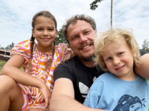 Andrii Piatov Instagram - Цього тижня було багато думок про батьківство. На останніх дзвониках дітей емоції завжди трохи загострюються.
⠀
Особливо, коли це останній дзвоник випускного класу. Без сантиментів. Навпаки, я дуже радію та пишаюсь своєю дорослою донькою @dar1xi .
⠀
А оскільки сьогодні День батька, напевно, буде доречним поділитися своїми думками за ці дні.
⠀
Найбільше щастя та відповідальність в житті - бути батьком.
⠀
Приємніше за особисті досягнення - це коли у дітей все виходить.
⠀
Моє завдання як батька - бути підтримкою та не повчати, інколи навіть навпаки, вчитися у них.
⠀
Найбільше бажання - щоб наші діти жили щасливе життя у своїй країні.