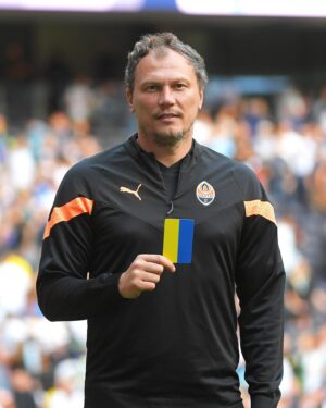 Andrii Piatov Instagram - ⚒ Андрій Пятов отримав синьо-жовту картку 💙💛 в кольорах прапора України 🇺🇦 під час благодійного матчу з «Тоттенгемом» 🙏
⠀
Це новий символ солідарності з Україною. Картку вручають на знак подяки тим, хто підтримує нашу країну в цей складний час.
⠀
⚒ Andrii Piatov received a blue-and-yellow card 💙💛 in the colours of the flag of Ukraine 🇺🇦 during the charity match against Tottenham 🙏
⠀
This is a new symbol of solidarity with Ukraine. The card is given as a sign of gratitude to those who support our country during this difficult time.
⠀
#Shakhtar #Шахтар #ShakhtarGlobalTour #StopWar #Peace #Мир #StandWithUkraine #FootballStandsTogether #Україна #Ukraine #football #футбол #Донецьк #Donetsk #Київ #Kyiv #FootballForPeace #Англія #England #Лондон #London #Тоттенгем #Tottenham #команда #team #ТоттенгемШахтар #TottenhamShakhtar #Пятов #Piatov #Game4Ukraine