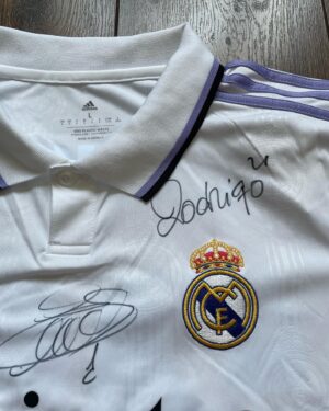 Andrii Piatov Instagram - БЛАГОДІЙНИЙ АУКЦІОН 🙏🏻
⠀
Цю футболку @realmadrid підписали гравці першої команди мадридського клубу 11 жовтня 2022 напередодні матчу 4-го туру групового етапу Ліги чемпіонів «Шахтар»-«Реал» у Варшаві.
⠀
На ній особисто поставили підписи: Куртуа, Карвахаль, Мілітао, Алаба, Начо, Азар, Бензема, Модріч, Асенсіо, Камавінга, Лунін, Вальверде, Лукас Васкес, Менді, Родріго, Вінісіус.
⠀
Футболку отримає той, хто запропонує найбільшу суму в коментарях. 

Стартова ціна - 10 000 грн
Крок - 500 грн
Результат 23 травня!
⠀
‼️Всі кошти підуть на:
1. Закупівлю тепловізора для бійця 121 бригади ТрО Якобчука Артема.
2. Бойовий підрозділ ССО‼️
⠀
Щодня та щоночі ворог не дає нам спокійно жити. Не маємо права втомлюватися!
⠀
Репост цього посту вам в сторі обов'язковий ‼️