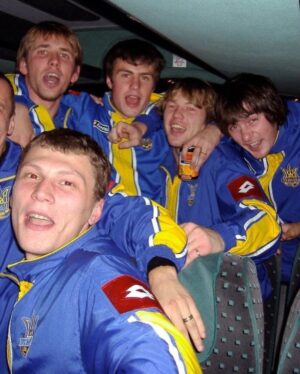 Andrii Piatov Instagram - Якраз коли всі ми радіємо за нашу молодіжку, натрапив на це фото. Побачив його у @retrofootball.ukraine 
⠀
Фото зроблене після півфіналу молодіжного Євро 2006, матч Україна - Сербія та Чорногорія. Я отримав звання найкращого гравця матчу. Але тут я не дуже вірю у свої сили, не дивлячись на перемогу.
⠀
Та перше що відчув зараз, коли побачив фото, це гордість. Гордість за країну та за те, що у нас талановиті футболісти. Були, є та будуть. І друге, це те, що я пишаюся собою. Вже зараз я можу це усвідомити. Сьогодні розумію, що саме завдяки таким матчам зробив кар’єру.
⠀
Вихід у фінал молодіжного чемпіонату Європи став першим великим досягненням і моїм особистим, і всієї команди. Ніхто нічого не очікував, збірна просто була однією сім’єю та йшла до своєї мети.
⠀
А фінал того Євро став однією з кращих ігор, не дивлячись на програш 3:0.
Після цього у мене був чемпіонат світу, на якому вдалося зарекомендувати себе та зацікавити @fcshakhtar . Що було далі. ви знаєте.
⠀
А нинішній молодіжці бажаю подальшого феєричного шляху на Євро. Ви можете 💪